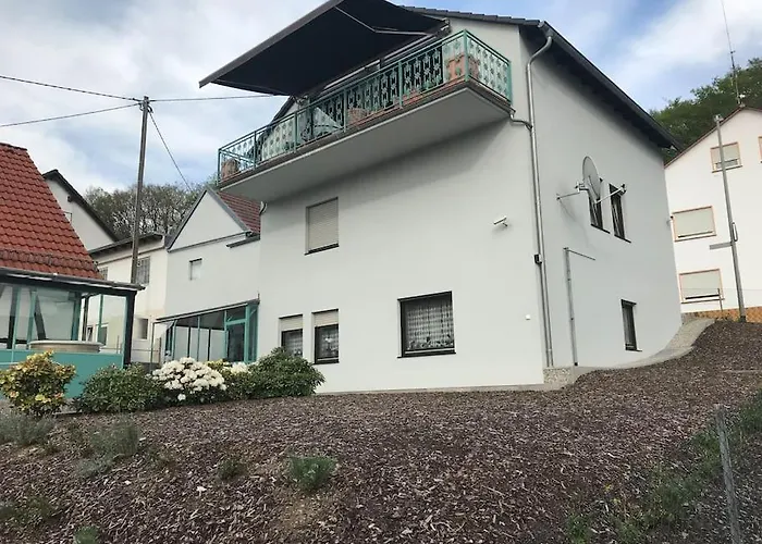 Mit Wintergarten Und Terrasse In Ruhiger Lage Im Schoenen Taunus